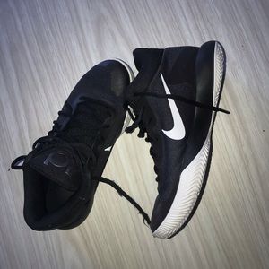 Basketball shoes